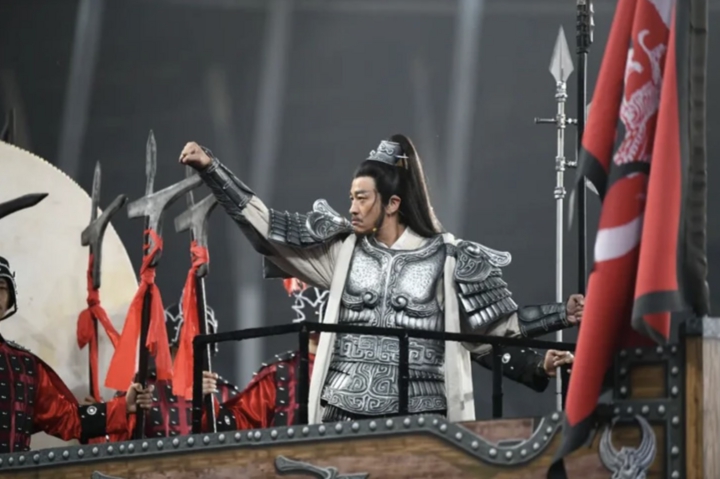 Hà Nhuận Đông trong vai Hạng Vũ tại sân vận động