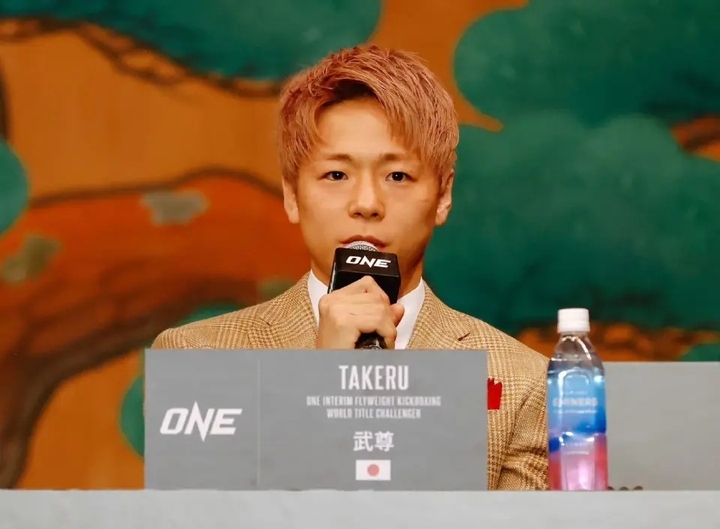 Takeru phát biểu quyết tâm trong họp báo