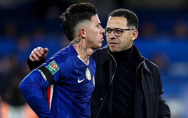 Enzo Fernandez dính án phạt từ Liam Rosenior sau phát ngôn gây tranh cãi. Enzo Fernandez bị phạt nội bộ ở Chelsea