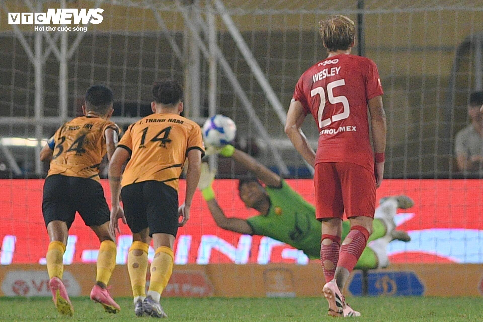 Pedro Henrique thực hiện thành công quả phạt đền