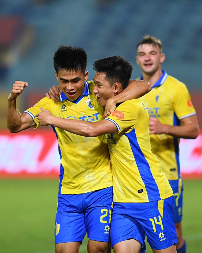 Hai Long và Fisher ghi bàn cho CLB Hà Nội