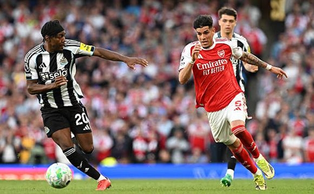 Hàng phòng ngự Arsenal ổn định trận gặp Newcastle