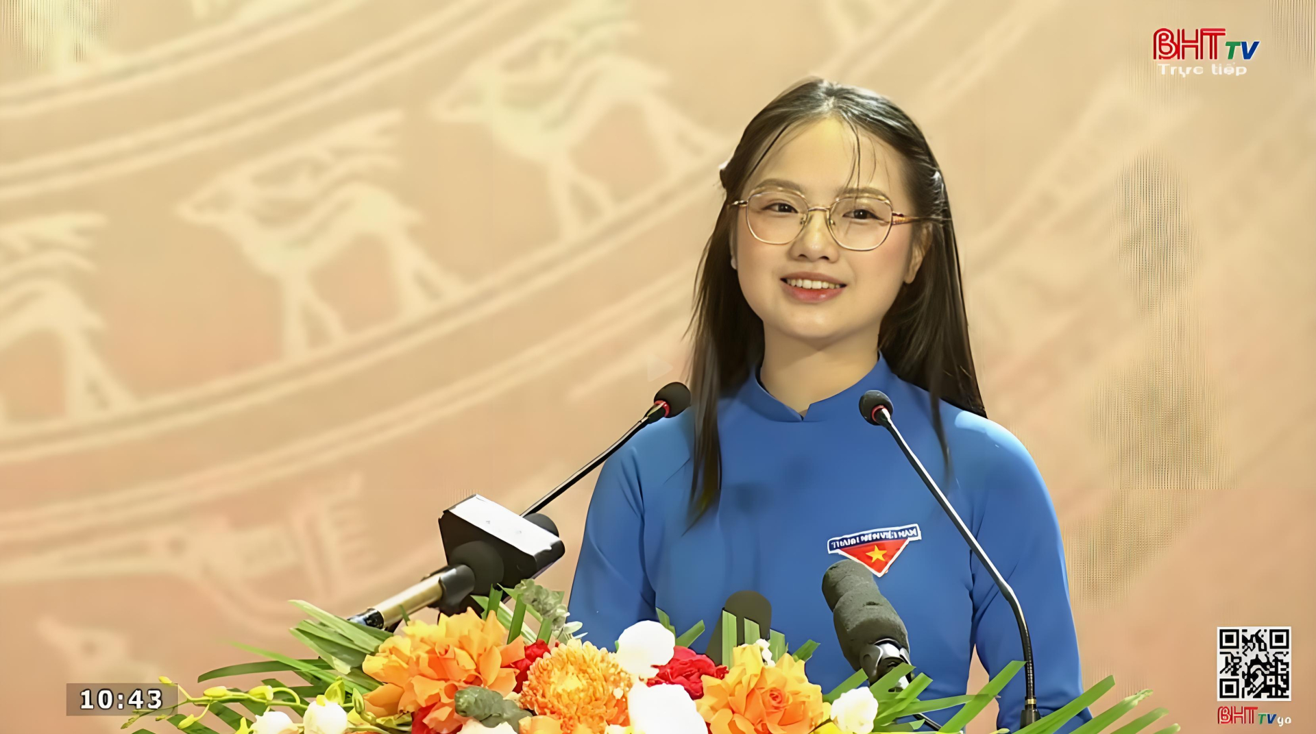 Phong thái tự tin của nữ đoàn viên áo xanh