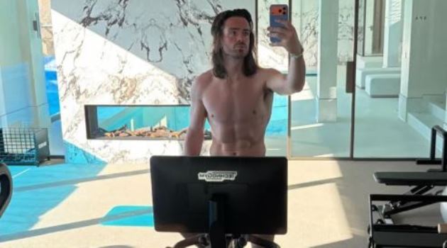 Jack Grealish khoe body cực phẩm