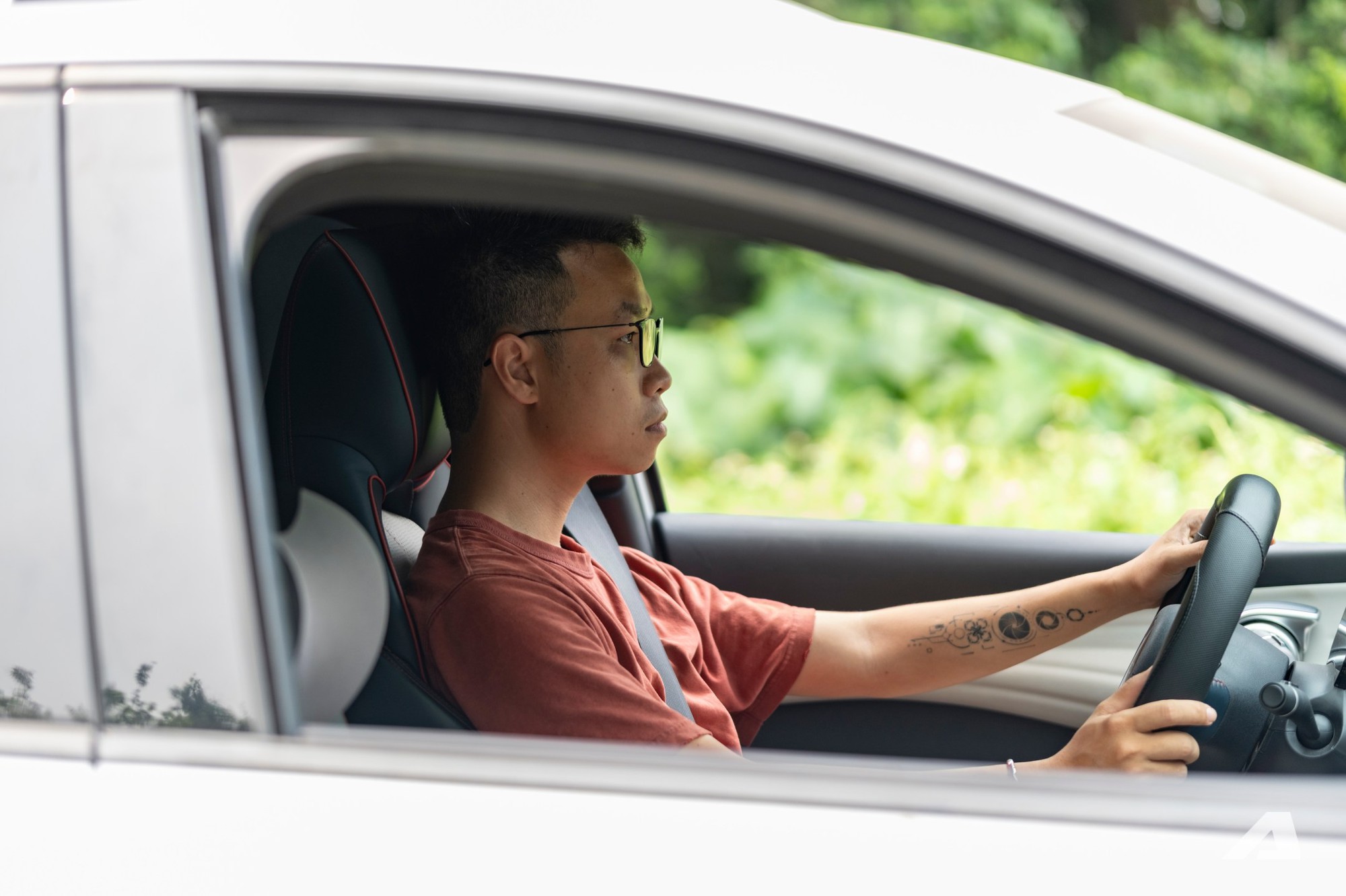 Chi phí sạc điện và bảo dưỡng của xe điện thấp hơn nhiều so với xe xăng là lý do khiến anh Nam mê cầm lái hơn hẳn so với trước đây.