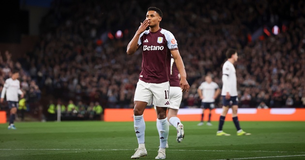 Watkins - mối nguy hiểm lớn cho hàng thủ Sunderland