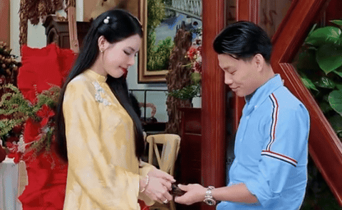 Lễ bàn giao thẻ lương của Văn Thanh và bạn gái