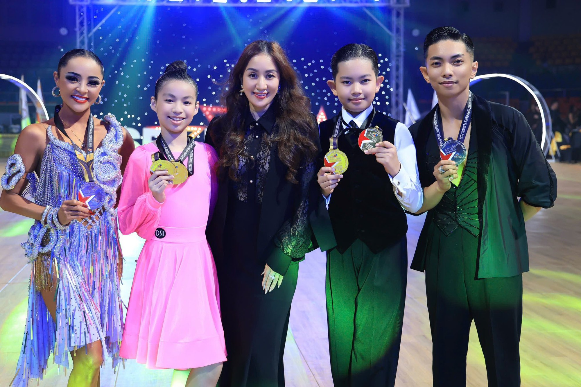 Gia đình Khánh Thi cùng Thu Hương và Linh San