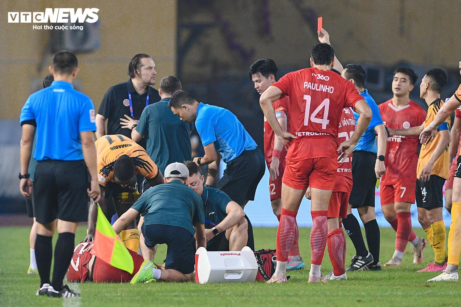 HLV Popov bị đuổi khỏi sân do phản ứng trọng tài