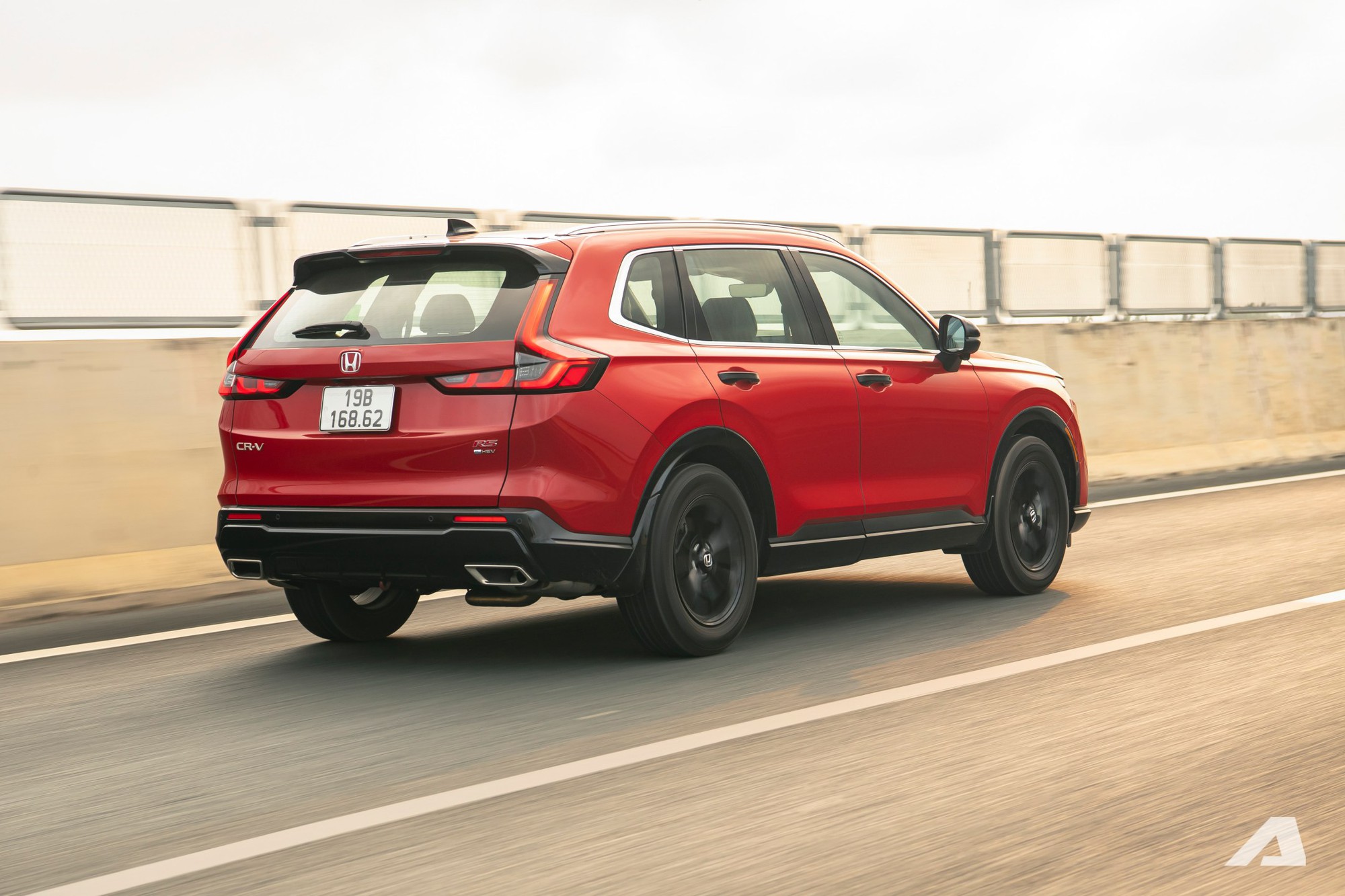 Xe SUV Honda CR-V trên đường đèo dốc