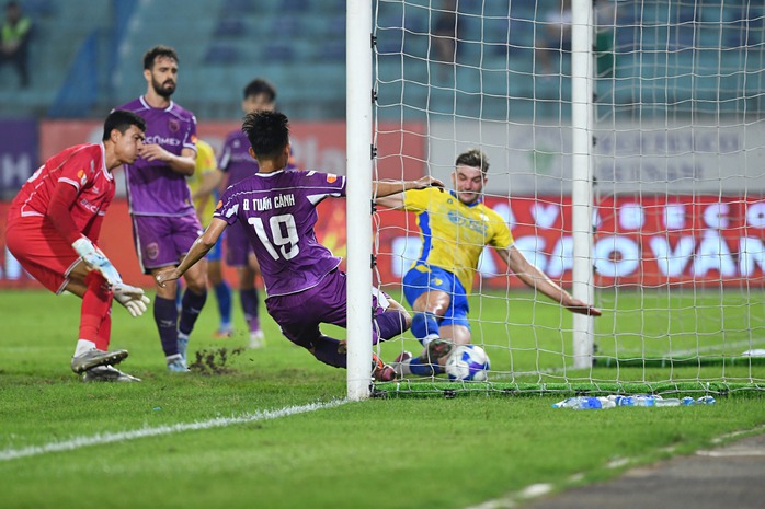 Hoàng Hên ghi bàn trên chấm phạt đền gỡ hòa cho Hà Nội
