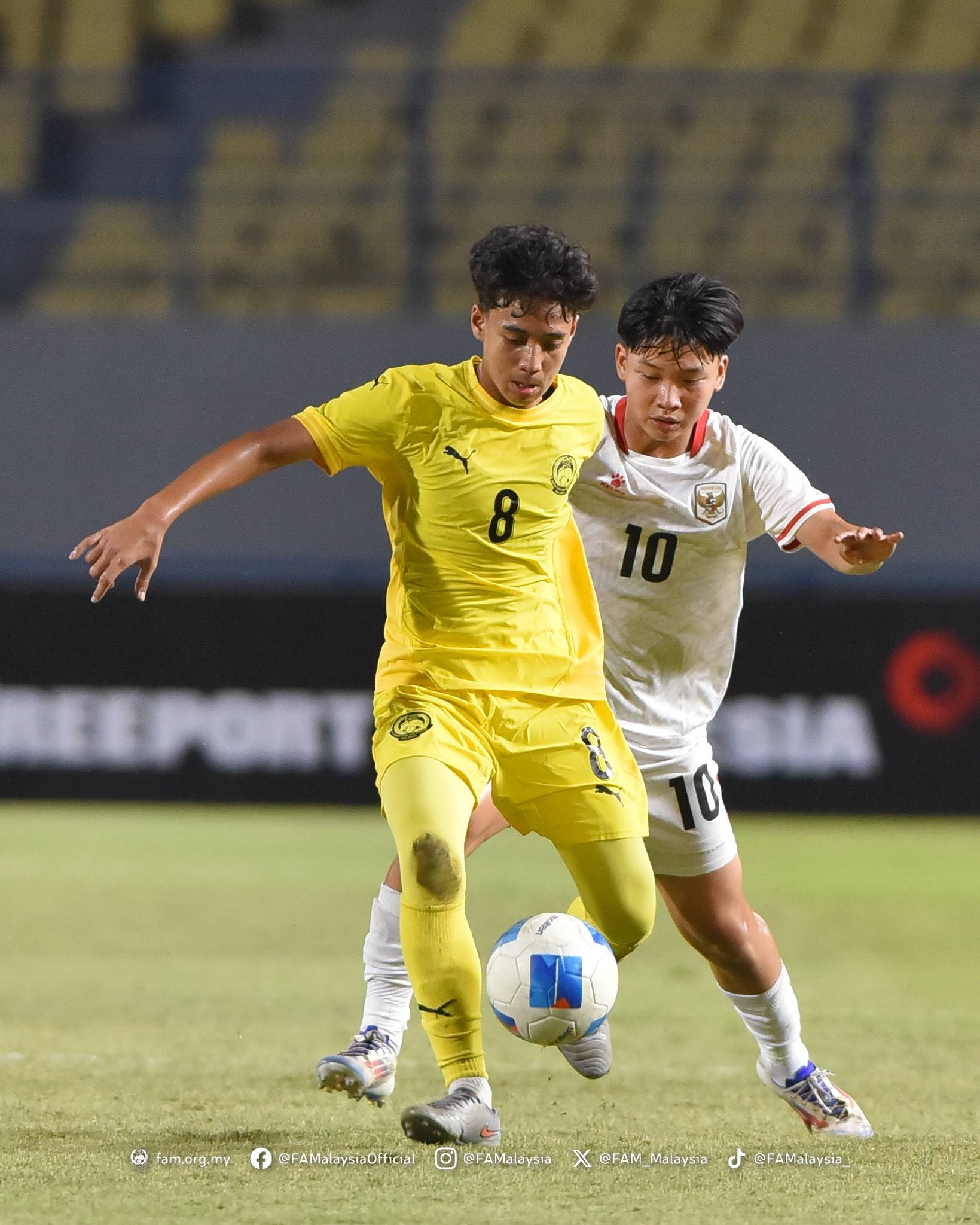 U17 Indonesia (áo trắng) bất lực trước U17 Malaysia