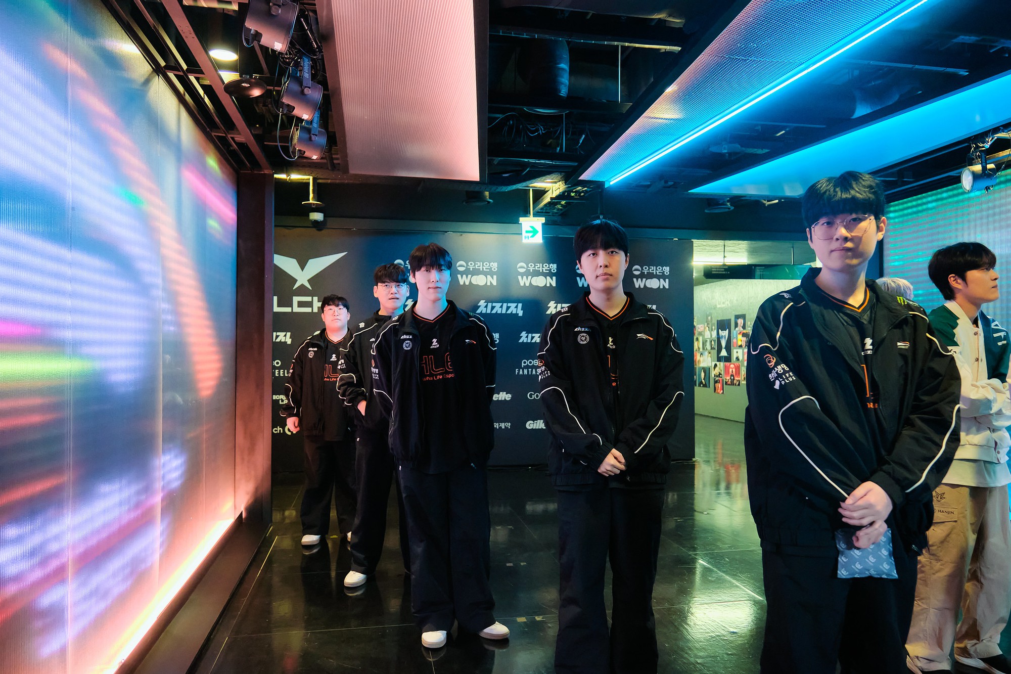 Nhưng HLE cũng đang bám sát KT.