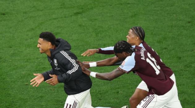 Ollie Watkins đang ăn mừng bàn thắng