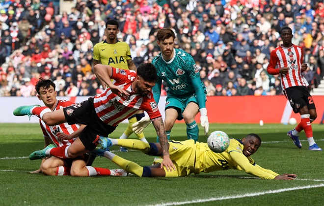 Robin thi đấu xuất sắc trước Tottenham