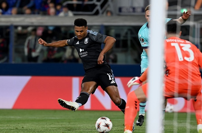 Ollie Watkins ghi bàn cho Aston Villa