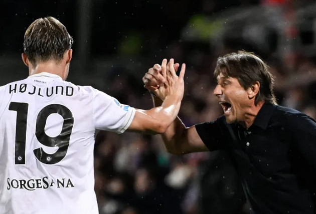 Napoli vẫn đang kiên trì bám đuổi Inter.