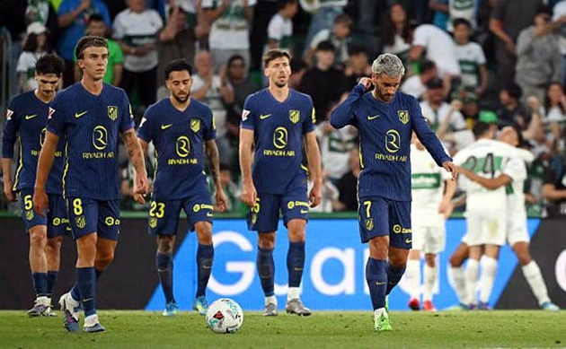 Atletico Madrid thua sát nút Elche trong thế thiếu người.