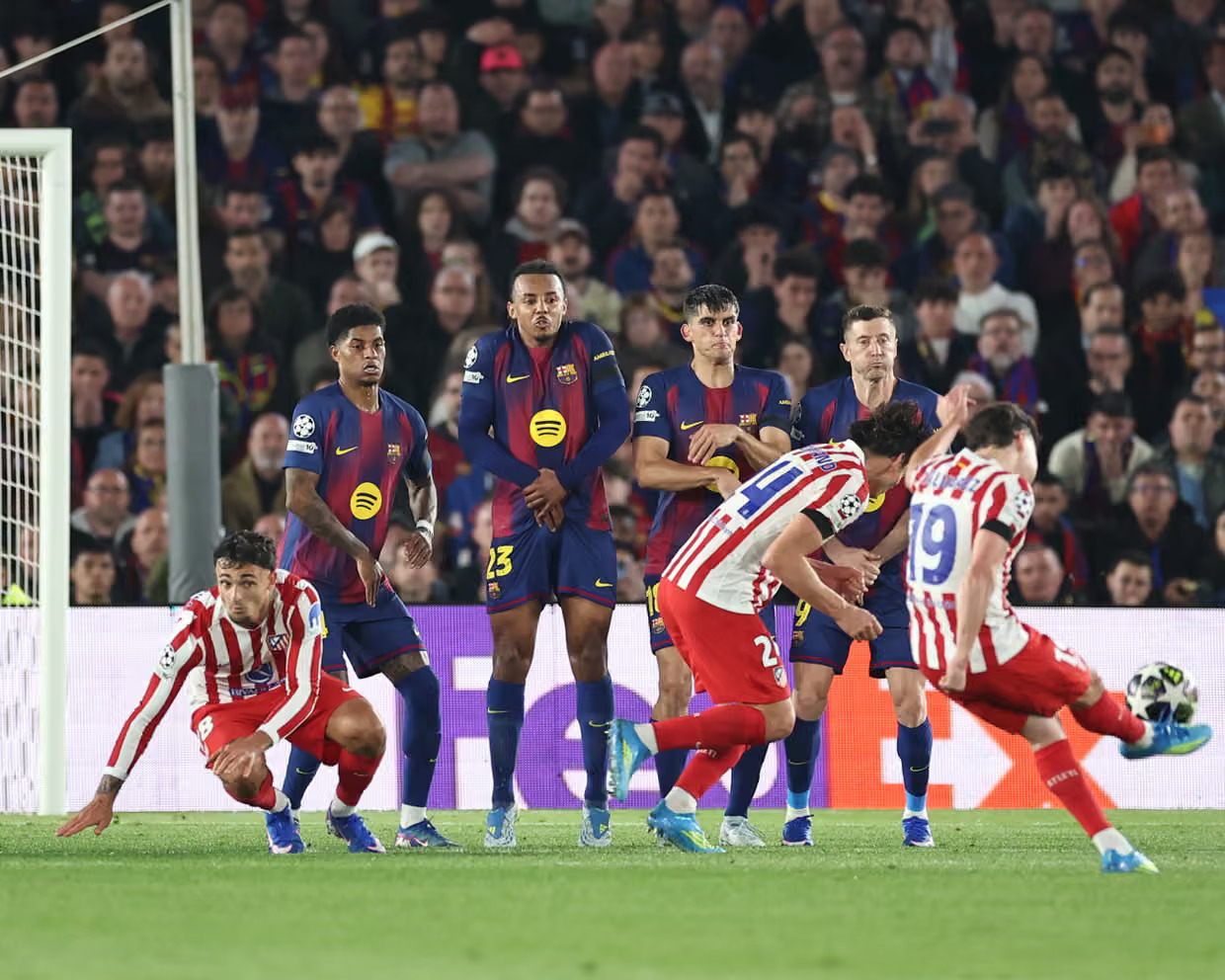 Cú sút phạt thành bàn của Alvarez Bàn thắng từ pha đá phạt của Alvarez