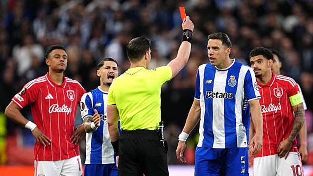 Nottingham Forest chơi hơn người từ sớm