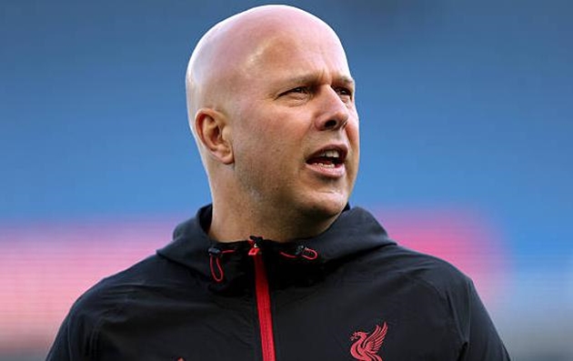 Arne Slot áp lực ở Anfield