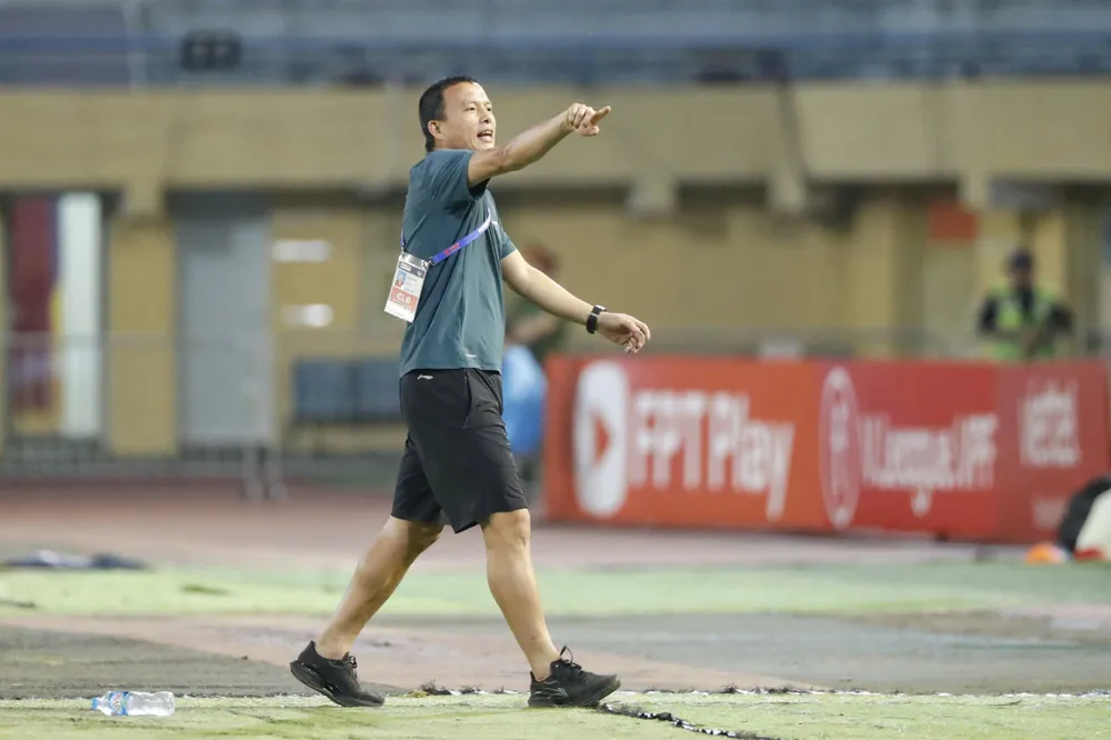 Trợ lý Văn Biển chỉ đạo trên sân