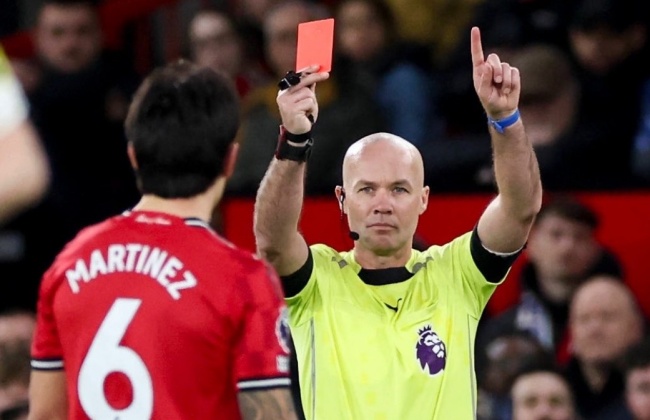 Lisandro Martinez bị thẻ đỏ gây tranh cãi