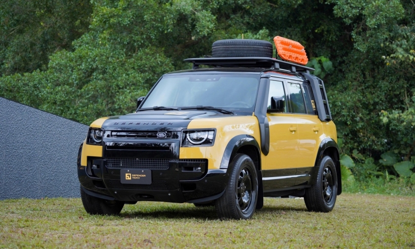 Land Rover Defender Trophy màu vàng cát Deep Sandglow Yellow