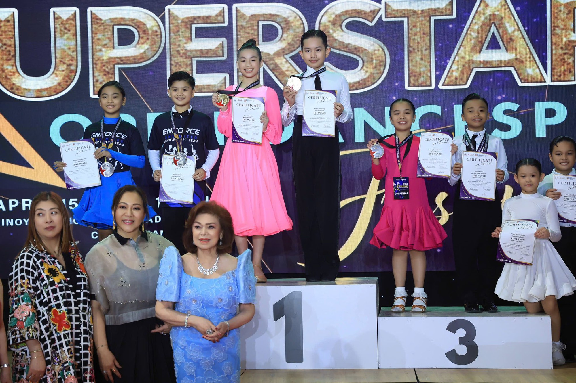 Vận động viên Kubi và Linh San ăn mừng chiến thắng