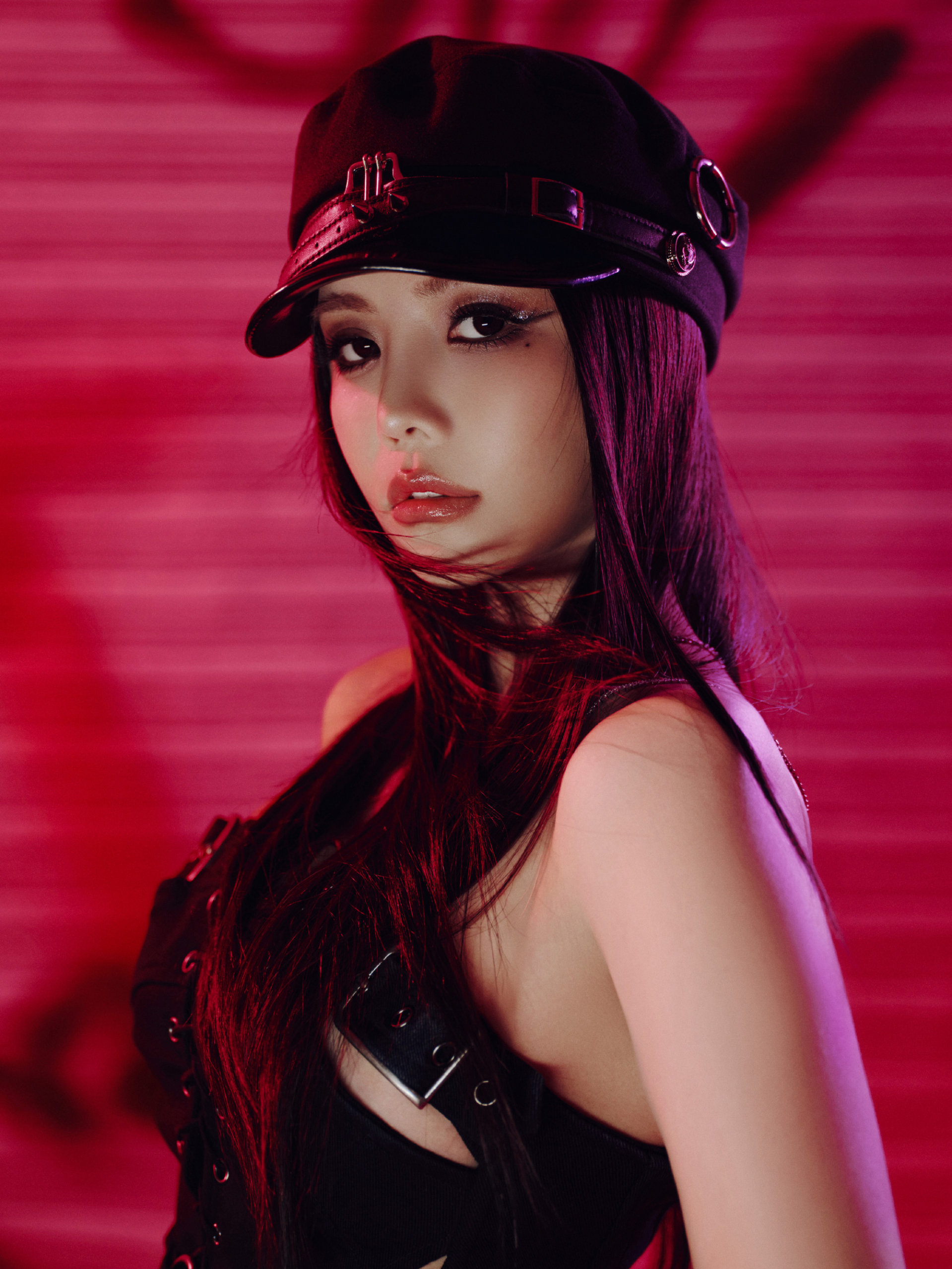 Hình ảnh An Kỳ đập chảo liên tục vào đầu Đặng Luân trong một trò chơi.