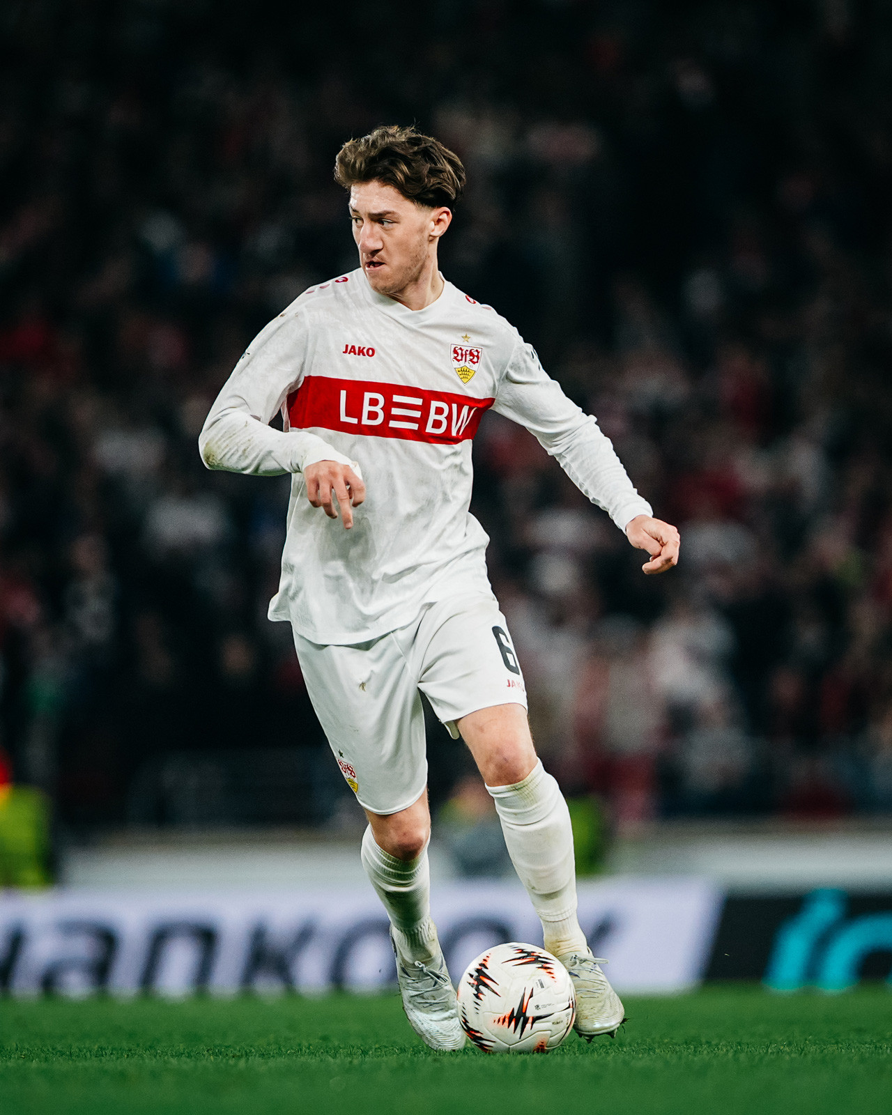 Angelo Stiller thi đấu cho Stuttgart