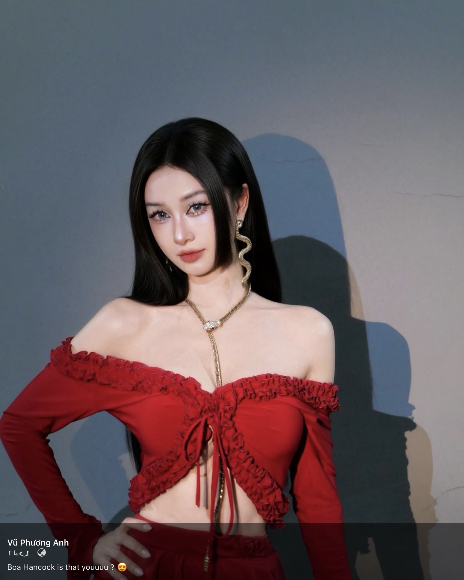 Jun Vũ cosplay Boa Hancock theo phong cách kín cổng cao tường
