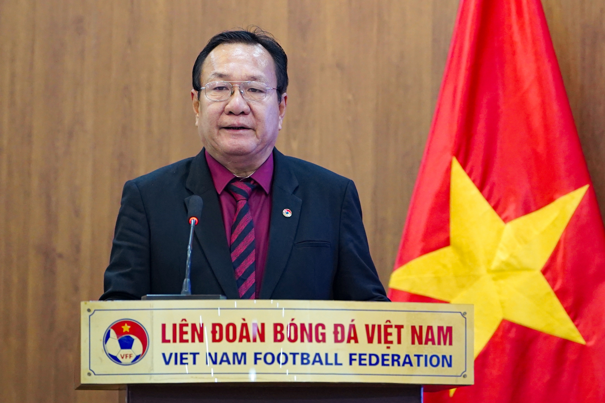 HLV Hoang Van Phuc ra mat dT nu Viet Nam