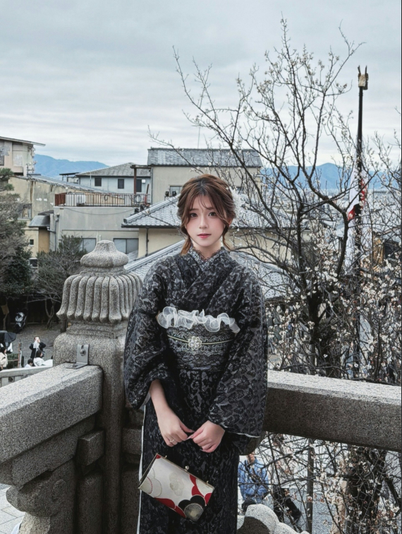 Nhân viên cửa hàng tương tác thân thiện với khách