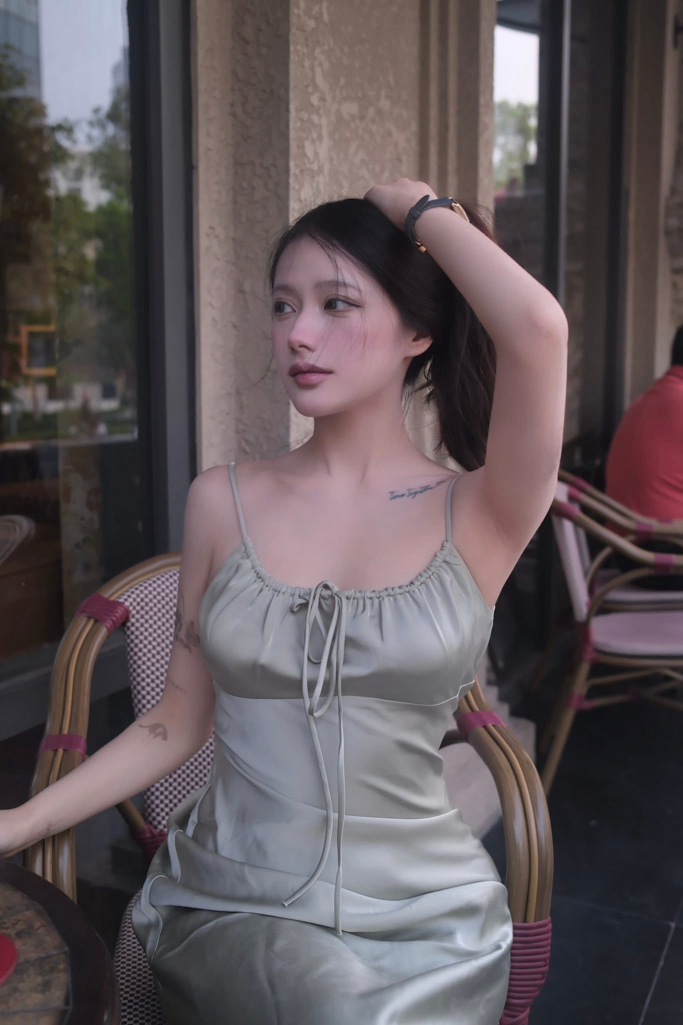 Khoảnh khắc vén tóc làm tăng sức hút cho nữ thần cosplay Sức hút khó cưỡng từ hành động vén tóc của Hà Vi