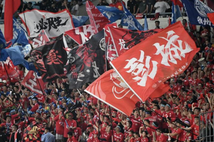 Sân vận động đông đảo khán giả ở Giang Tô