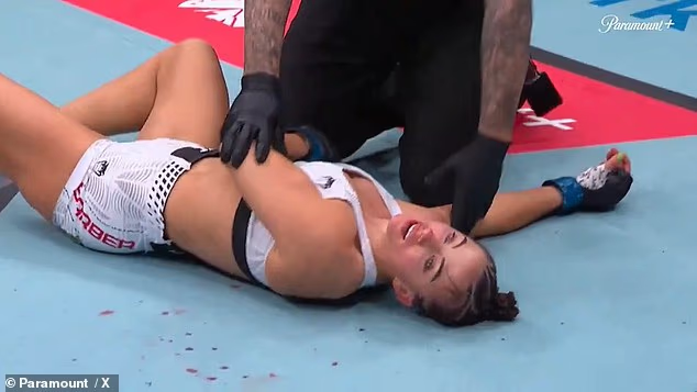 Nữ võ sĩ bất tỉnh trên sàn đấu