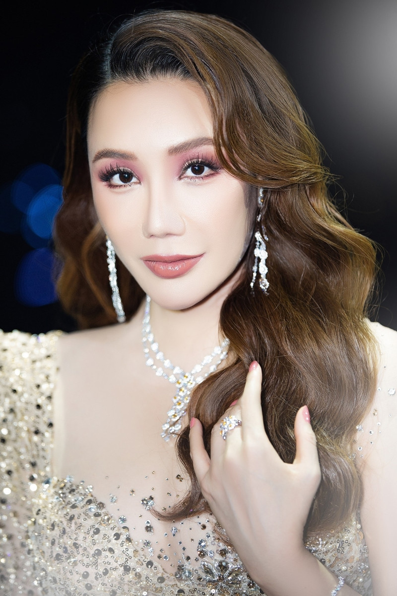 Ca sĩ Hồ Quỳnh Hương