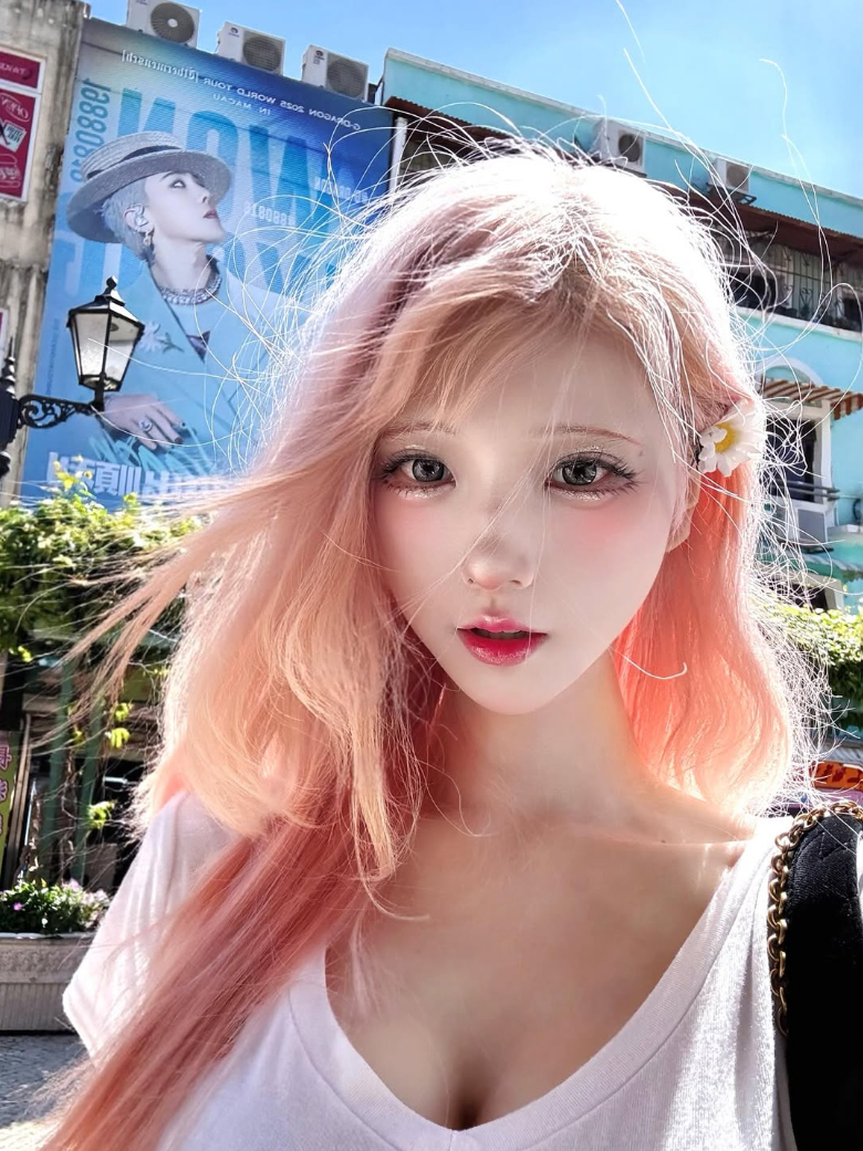 Cosplay tạo điểm nhấn, nàng hot girl gợi cảm bất ngờ vướng drama trang phục- Ảnh 2. Trang phục cosplay váy cưới độc quyền bị hư hại