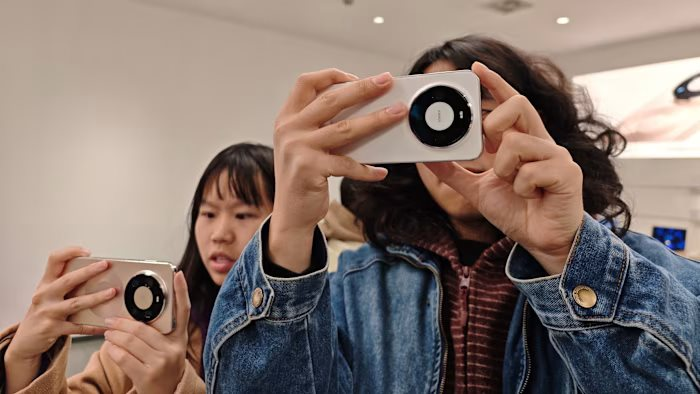 Huawei đối mặt thách thức tăng trưởng trong năm 2025 trước sức ép từ iPhone 17 - Ảnh 2. Áp lực cạnh tranh từ iPhone ảnh hưởng đến doanh thu Huawei