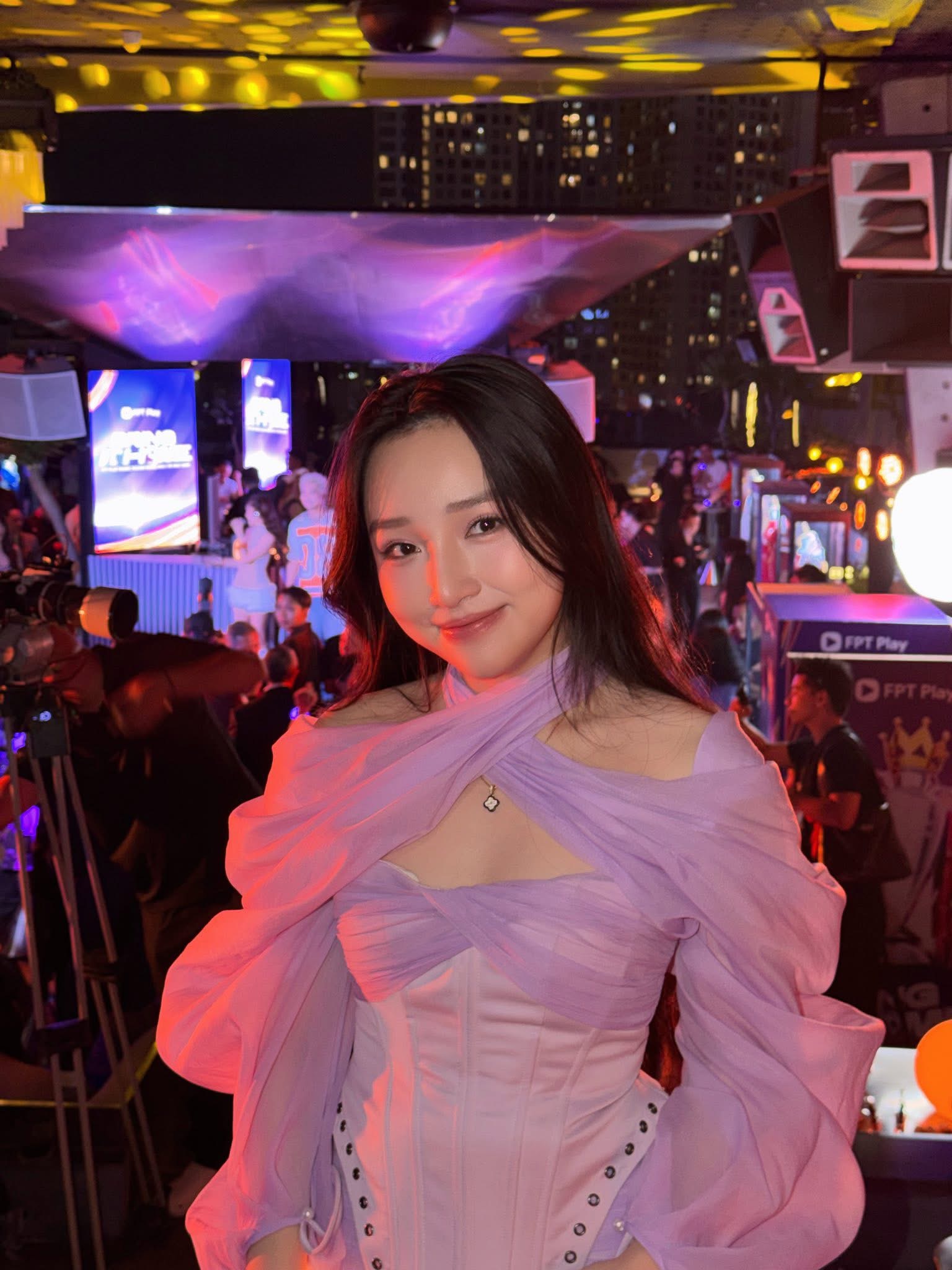 Hoa Xuka duyên dáng trong bộ trang phục đi biển nửa kín nửa hở