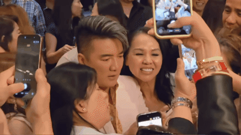 Khán giả bao vây Đàm Vĩnh Hưng ở Mỹ, an ninh thất thủ Khán giả bao vây Đàm Vĩnh Hưng quá đông khiến an ninh cũng bất lực