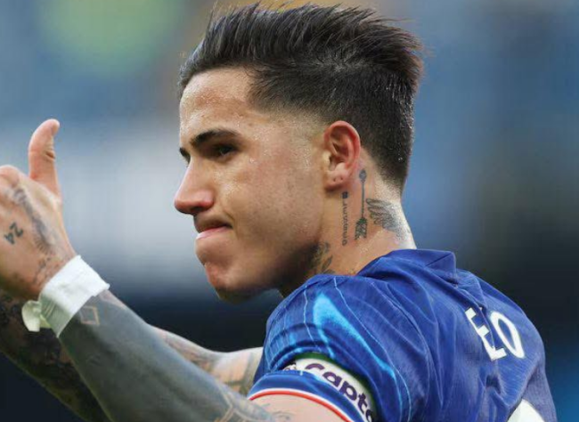 Enzo Fernandez thi đấu cho Chelsea.