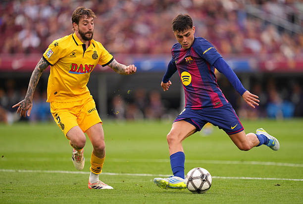 Pedri mắc lỗi chuyền bóng cơ bản