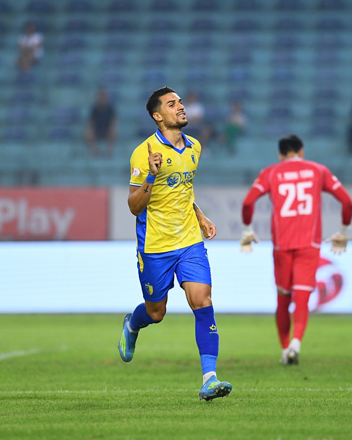 Pha ghi bàn của Nguyễn Trần Việt Cường mở tỷ số cho Becamex TP HCM