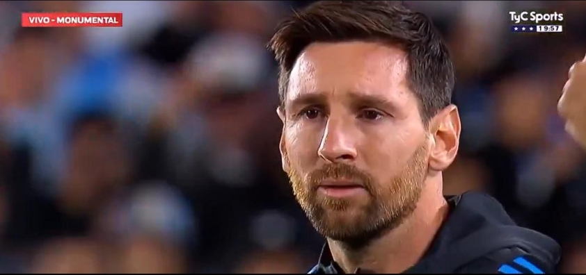 Lionel Messi xúc động trên sân La Bombonera Lionel Messi bật khóc