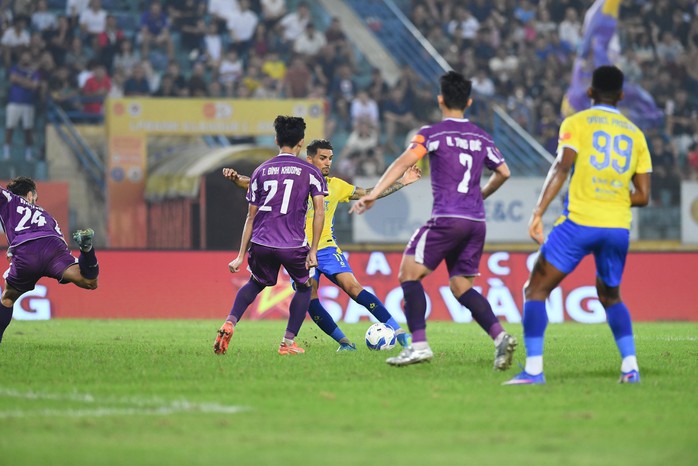 Vòng 19 V-League 2025-2026: Hoàng Hên lập công lớn giúp Hà Nội FC thắng đậm - Ảnh 1.