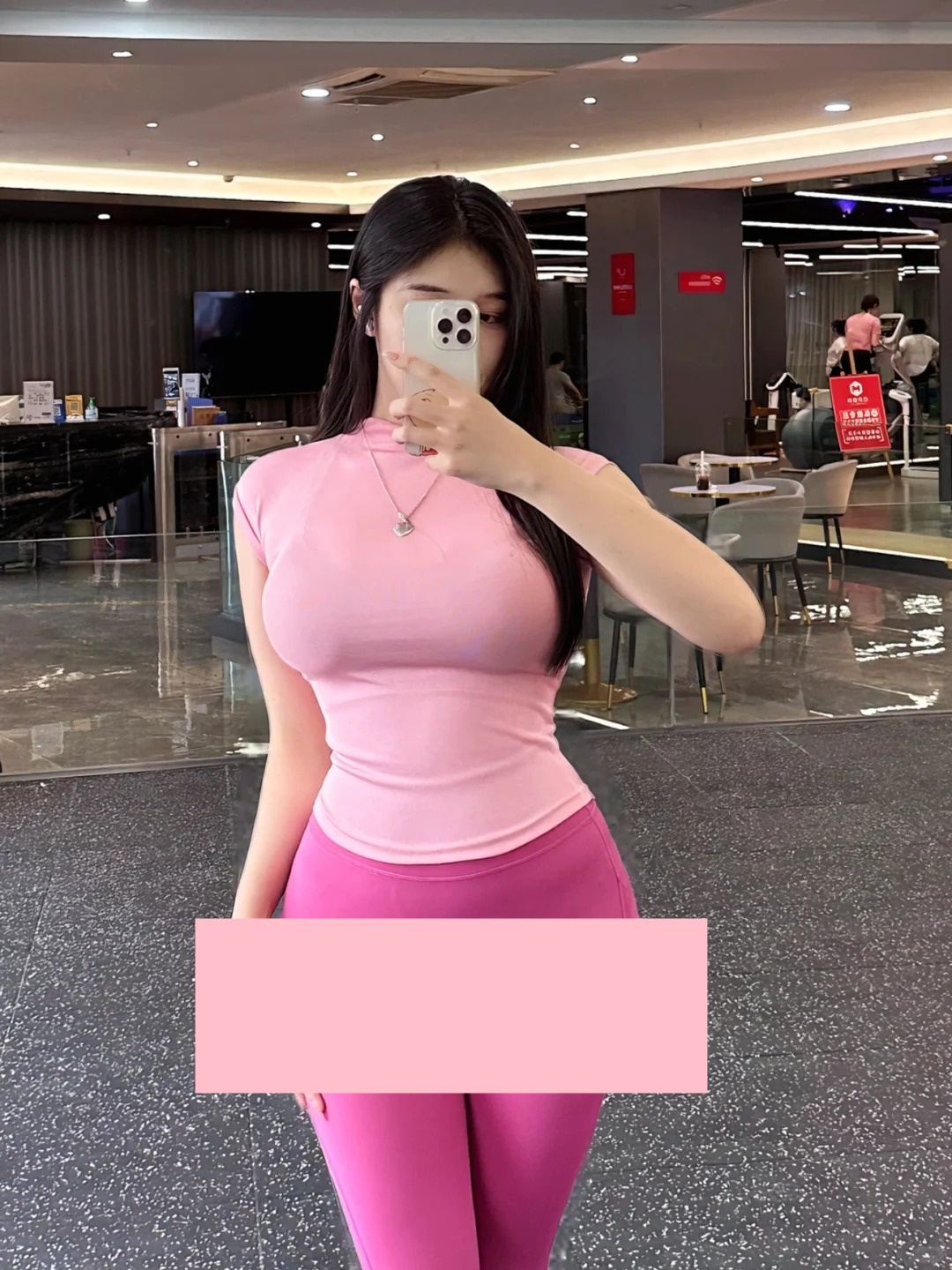 Nữ gymer diện đồ tập ôm sát