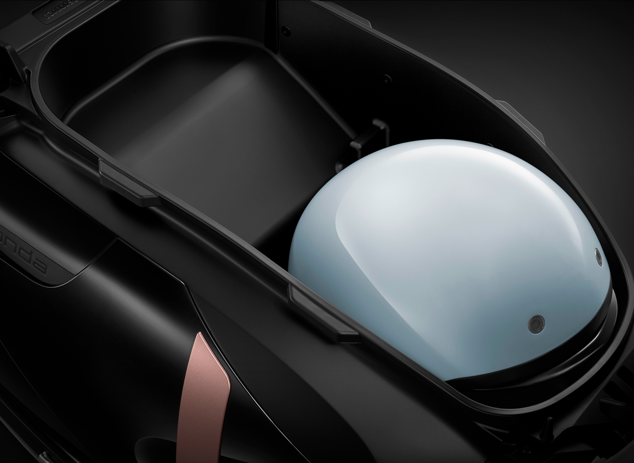 Cốp xe có dung tích 26 lít, tương đương một số mẫu xe tay ga tầm trung trên thị trường.