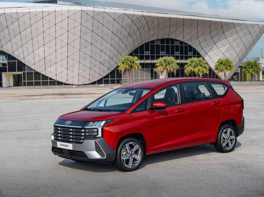 Gia đình tham quan các mẫu xe Hyundai tại đại lý